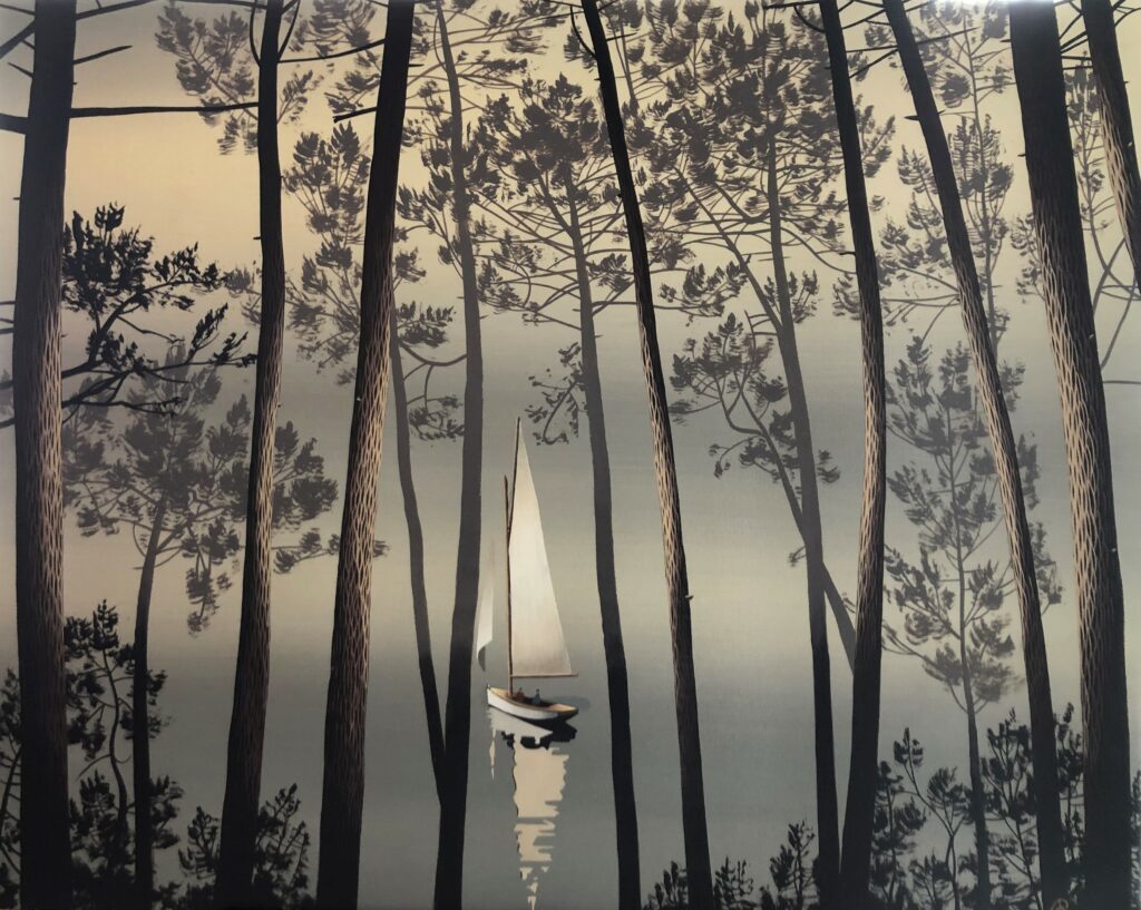 Ce tableau laisse apparaitre un voilier à travers une forêt de pins. Peinture d'Olivier Roustaing