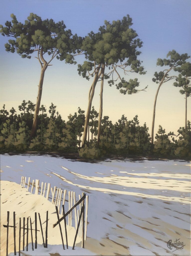 Ce tableau représente une plage où se dessinent les ombres bleus d’une forêt de pins que l’on voit en second plan. Peinture d'Olivier Roustaing