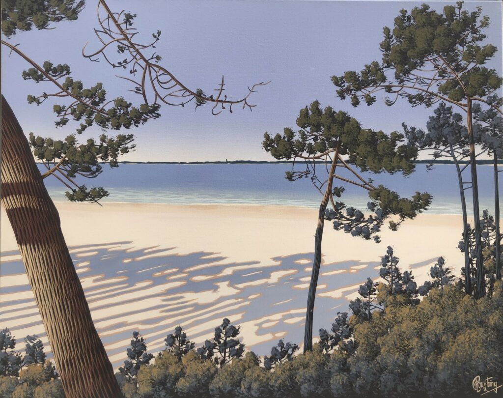 Ce tableau représente une plage, face à la mer, où se dessinent les ombres bleus d’une forêt de pins que l’on voit en premier plan. Peinture d'Olivier Roustaing