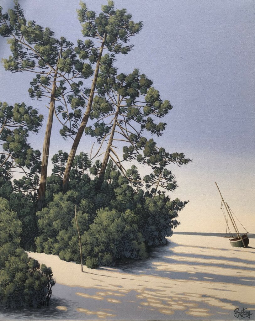 Ce tableau représente une plage avec une chaloupe échoué et le début d'une forêt de pins face au soleil Levant. Peinture d'Olivier Roustaing