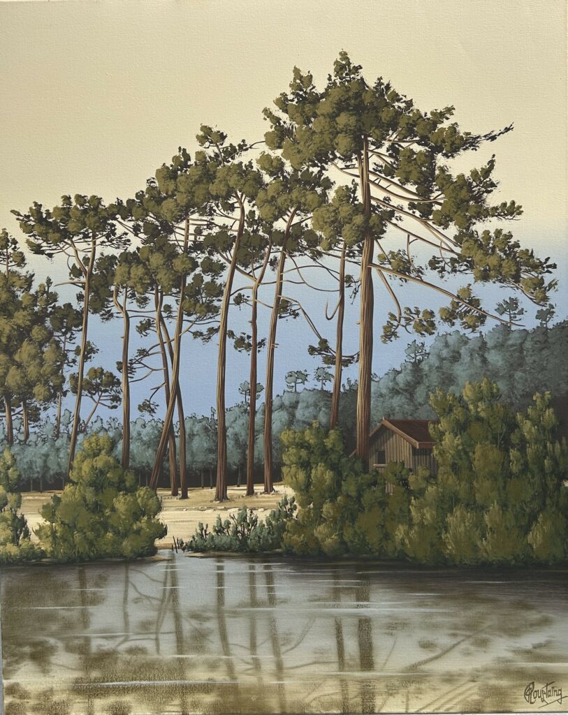 Ce tableau représente une forêt en bordure d'un lac. On aperçoit une petite maison cachée sur la droite. Les pins se reflètent sur une eau calme.