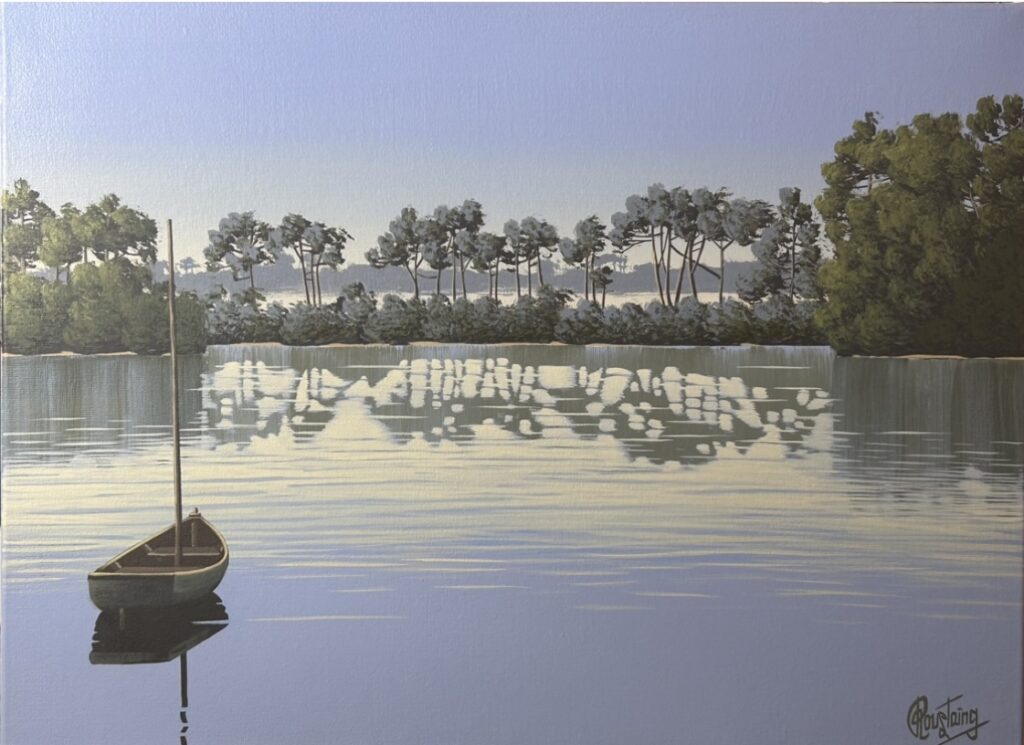 Ce tableau laisse apparaitre un petit bateau devant un alignement de pins. Peinture d'Olivier Roustaing